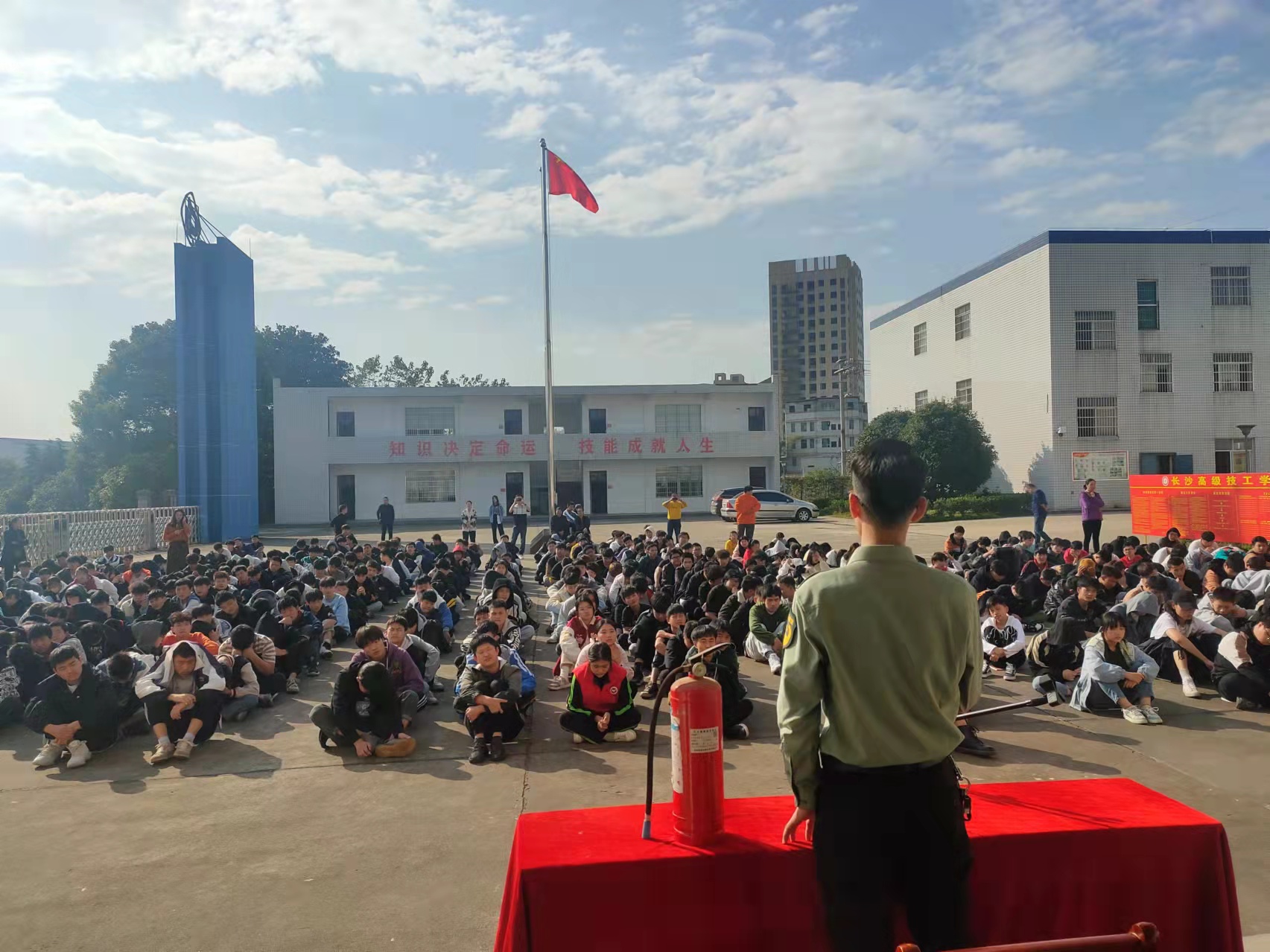 长沙高级技工学校黄花校区组织消防安全疏散演练暨冬季安全知识培训